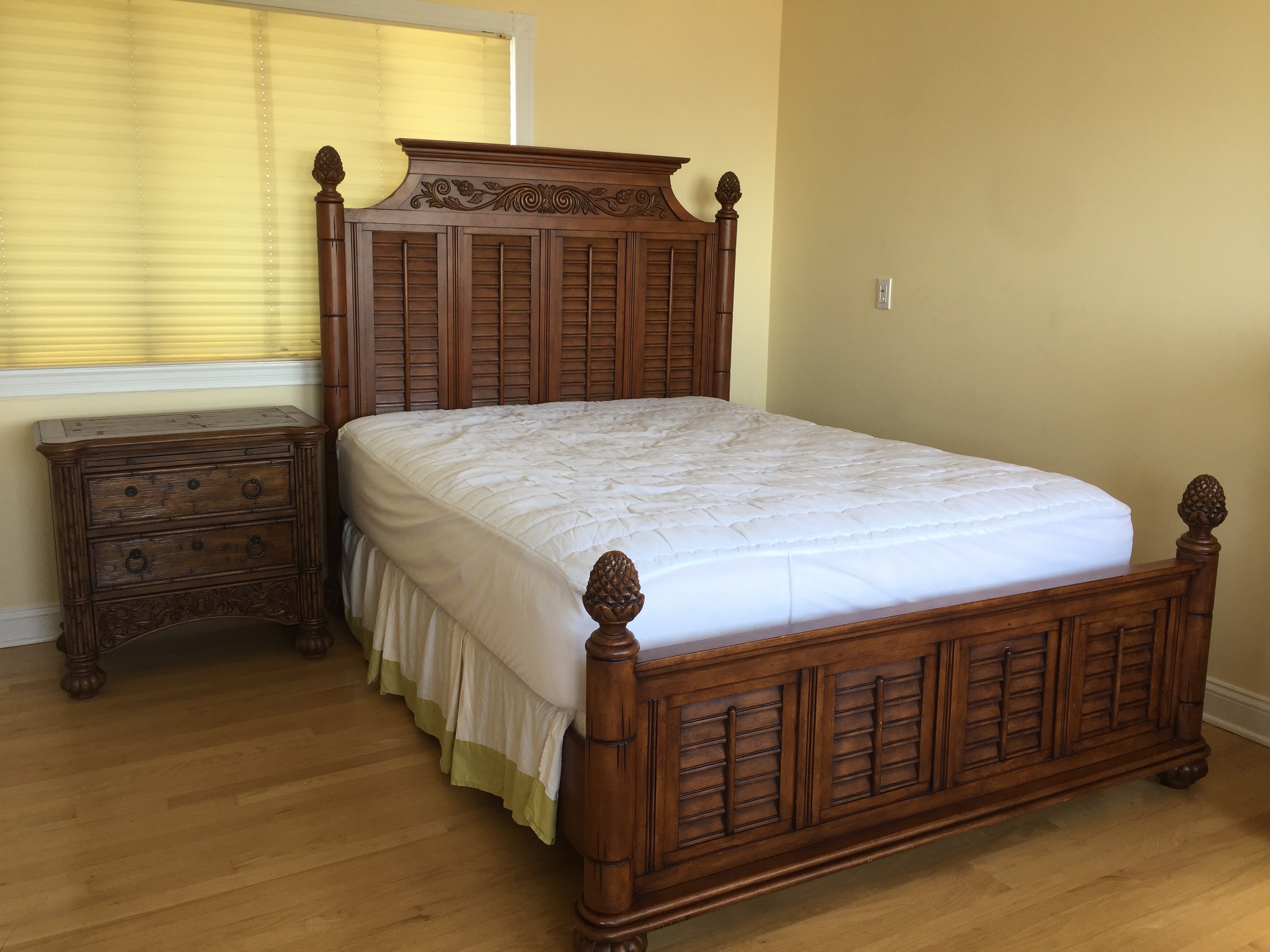 Broyhill Queen Bed With Small Chest Of Drawers (FRIDAY ...